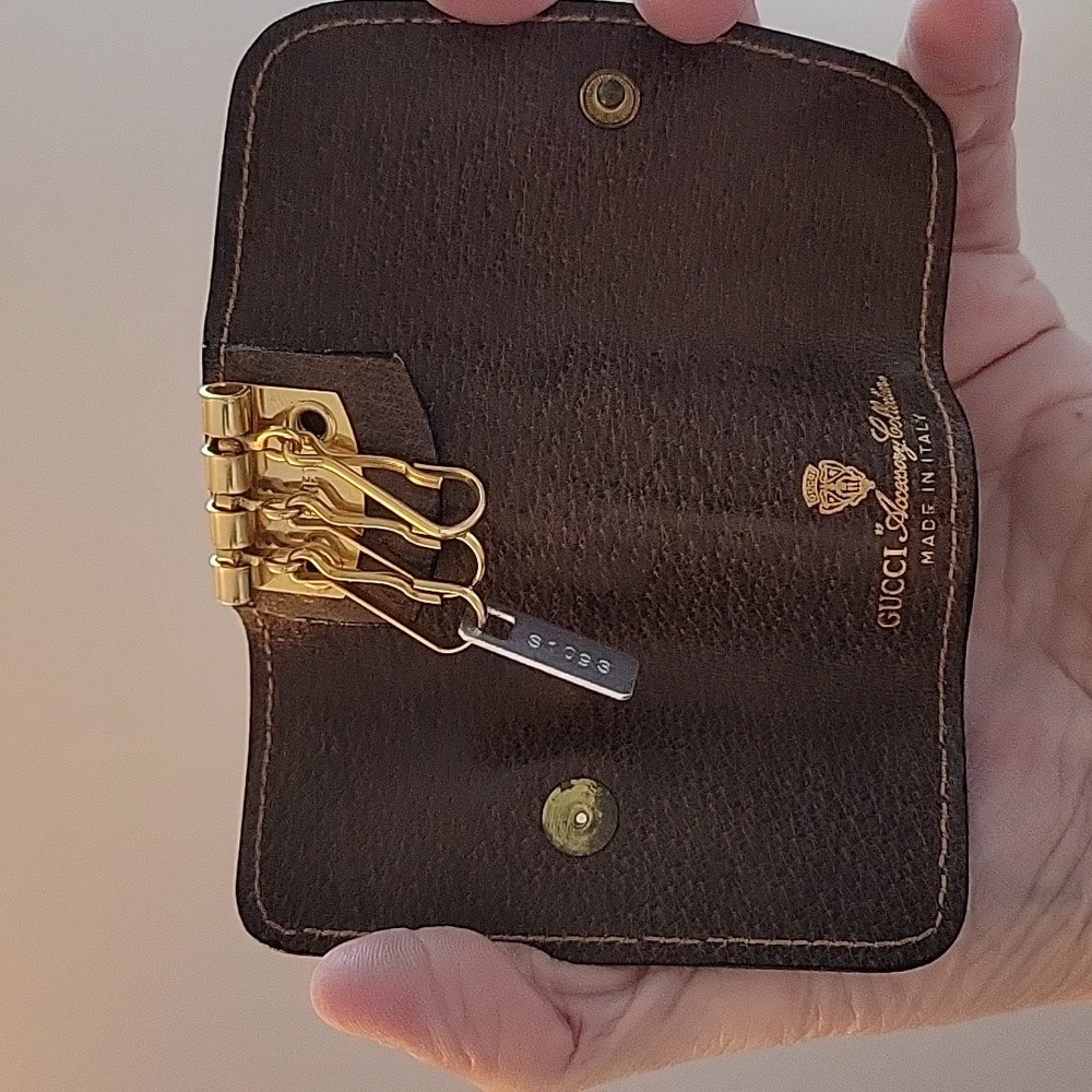 Vintage Gucci Brown Leather 3 Hook Key Case- 1 call out on inside snap. - Picture 9 of 9
